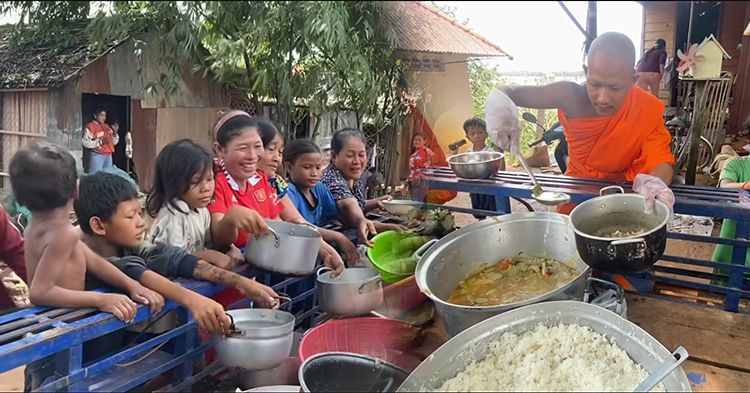  (វីដេអូ) ជ្រះថ្លាណាស់! ម្ហូបអាហារកាន់បិណ្ឌសម្បូរពេញពាស ព្រះសង្ឃវត្តអារញ្ញសាគរនៅសៀមរាប និមន្តតាមរ៉ឺម៉ក ដឹកចែកជូនញាតិញោមខ្វះខាតតាមភូមិ